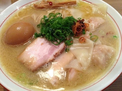 「ワンタン白湯そば ＋ 味玉」@地球の中華そばの写真