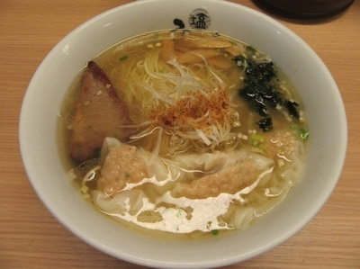 「塩わんたん麺（１０００円）」@塩専門 ひるがお 東京駅店の写真