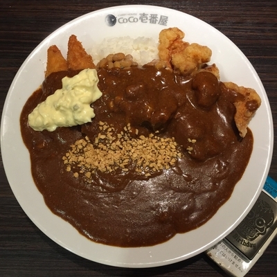 「フライドチキンカレー10辛フィッシュフライ納豆チーズetc」@カレーハウスCoCo壱番屋 鶴見中央店の写真