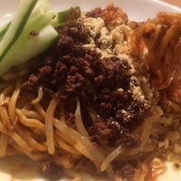 冷やし黒ごま坦々麺(880円)