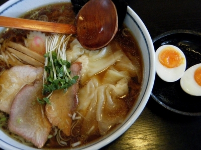 「ワンタンメン830円＋自家製煮玉子100円」@手打中華 麺民 ことぶき家の写真