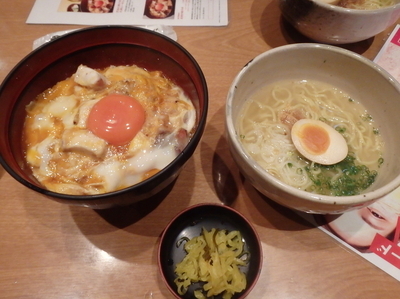 「究極の親子丼と丸鶏らーめんセット(1880円)」@鶏味座 ダイバーシティ東京プラザ店の写真