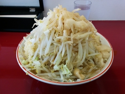 「らーめん（全増し、にんにく少）750円」@ジラフの写真