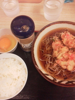 「かきあげそば\390＋半ライス\80＋玉子\60」@そばよし 京橋店の写真