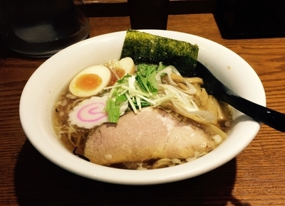 「醤油ラーメン味玉入り」@黒味噌らーめん 初代けいすけ 品川店の写真