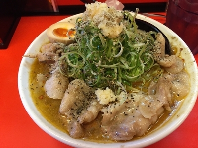 「ガツ盛　ネギ塩　煮干ペッパー」@辛口肉ソバ ひるドラ 日本橋店の写真