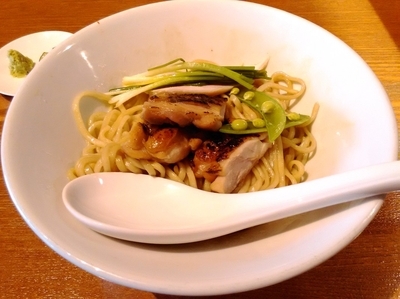 「期間限定 山原地鶏の鶏油和えそば」@ストライプ ヌードルズの写真