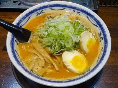 「一撃らーめん：中辛（900円）＋味付玉子（100円）」@一撃らーめんの写真