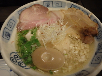 「つくば茜鶏塩らぁめん(特製)…1050円」@龍のひげ 常陸大宮店の写真