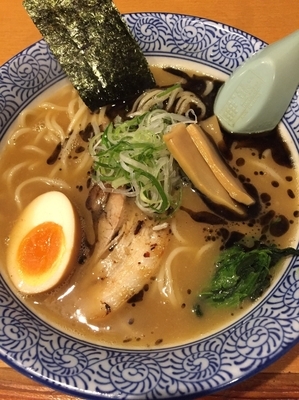 「らーめん(白濁、にんにく油)￥７５０」@麺屋青山 臼井店の写真