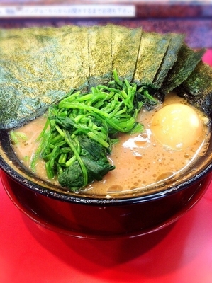 「ラーメン濃いカタ＋味玉＋のり＋れんそう増し」@環2家の写真