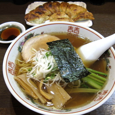 「醤油ラーメン 700円 + 円盤餃子 半皿 600円」@餃子の照井 福島駅東口店の写真