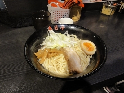 「しょうゆ油そば 並盛 580円　クーポン半煮卵」@油そば 春日亭 神田店の写真