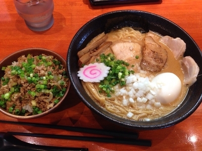「特製濃厚中華そば+焼豚丼」@中華そば 輝羅の写真