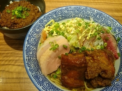 「【4周年限定】冷やし肉そば＋ビーフキーマカレー＝￥1100」@ラーメン燈郎の写真