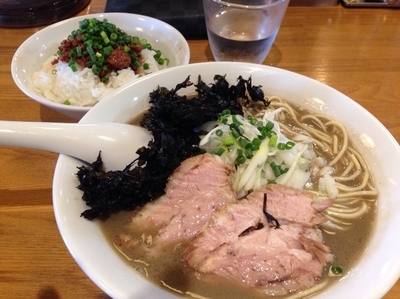 「濃厚煮干そば＋黒ばらのり＋鶏そぼろご飯」@中村屋総本山の写真