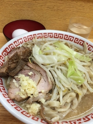 「小ラーメン野菜少なめニンニク少し生たまご」@ラーメン二郎 環七新新代田店の写真