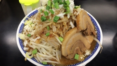 「みそそば 豚一枚 中盛り サービス 野菜 油 ¥800、¥150」@雷神屋の写真