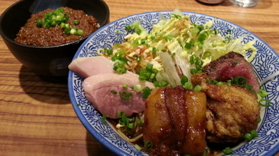 「【4周年限定】冷やし肉ソバ￥850+あらいめし￥250」@ラーメン燈郎の写真