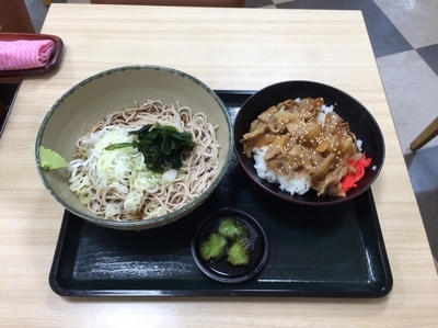 「ミニ豚丼セット（550円）」@名代 箱根そば 祖師ヶ谷大蔵店の写真
