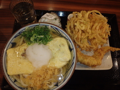 「だし玉肉うどん(大)(690円)、かき揚げ(130円)他」@丸亀製麺 可部店の写真