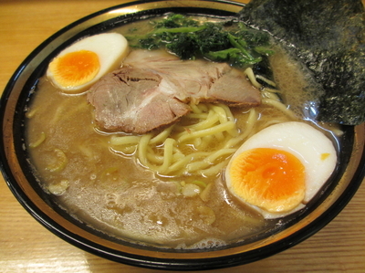 「らーめん中盛り￥７００味玉￥９０」@八家本陣の写真