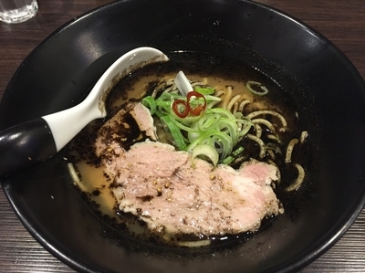 「至～itaru～(濃厚黒白湯)(800円)」@麺画廊 英の写真