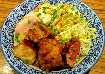 「【４周年限定】冷やし肉ソバ 850円」@ラーメン燈郎の写真