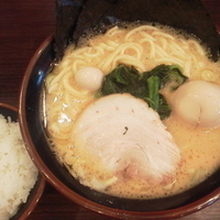 豚骨醤油ラーメン（硬め）￥700＋サービスライス＋味玉