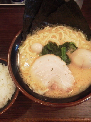 「豚骨醤油ラーメン（硬め）￥700＋サービスライス＋味玉」@横浜家系ラーメン 一刀家 秋葉原店の写真