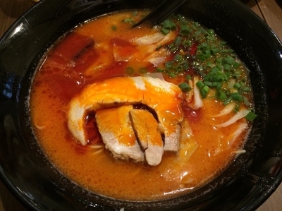 「釜炊き赤辛豚骨+餃子セット」@釜炊きとんこつ 品川製麺所 新宿2丁目店の写真