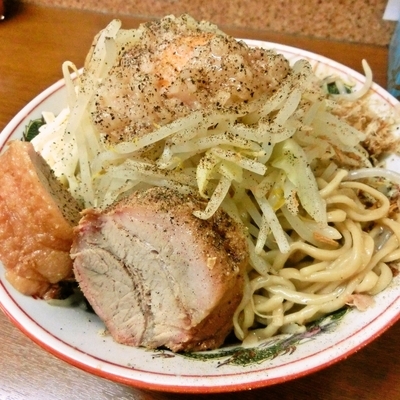 「まぜそば300ｇ(豚2枚)全マシ(800円)」@らーめん おうか 松戸松飛台店の写真