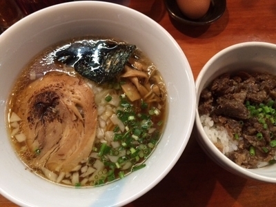 「淡麗和牛蕎麦　醤油　（ぷらす牛すじごはん）」@麺や 虎ノ道の写真