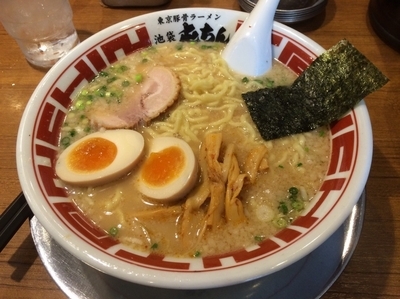 「東京豚骨ラーメン中＋煮玉子／¥680＋100」@屯ちん 池袋本店の写真