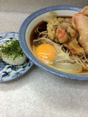 「温ソバ かき揚げ ソーセージ 卵 おにぎり」@柳屋そば店の写真