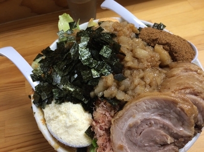 「サマまぜ 中盛り 全部増し/にんにくアブラw/チャーシュー増し/」@ハイマウントの写真