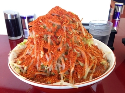 「小ラーメンかためヤサイ増し増しカラメ一味唐辛子」@ジラフの写真