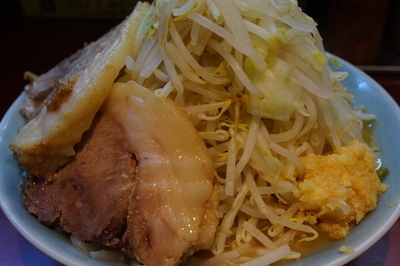 「小ラーメン（ニンニク、カラメ、野菜はちょい増しの半分）＋豚１」@立川マシマシ 神田駅前店の写真