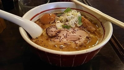 「あじ玉胡麻らーめん８２０円（ランチタイムは大盛り無料）」@拉麺 阿修羅 船橋本店の写真