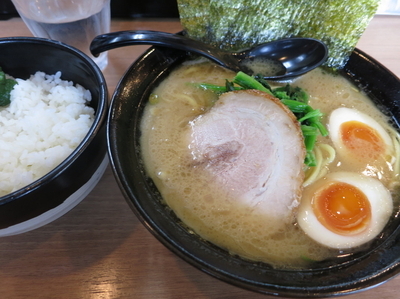 「豚骨醤油ラーメン690円＋味玉100円」@横浜家系 真面目の写真