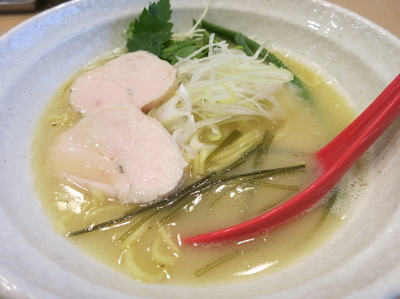 「鶏骨塩らーめん　並盛り　　800円」@らーめん 桑嶋の写真