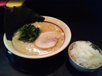 「塩ラーメン（太麺）+半ライス」@横浜家系 だるま家の写真