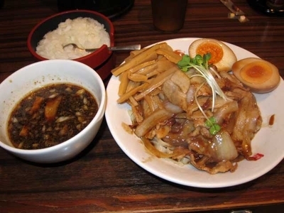 「肉盛りつけ麺並800円＋無料の肉増し・味玉・メンマ増し」@魁 肉盛りつけ麺 六代目けいすけの写真