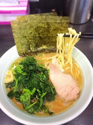 「ラーメン＋ほうれん草増し¥700」@横浜ラーメン 武蔵家 船橋店の写真