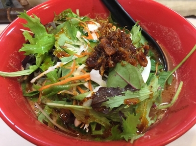 「(８月限定)自家製ラー油の四川風トマト辛麺 900円」@とり麺や五色の写真