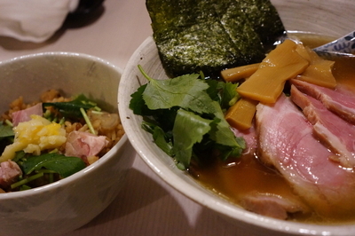 「肩ロース醬油そば＋炊き込みチャーシュー飯」@麺処 きなりの写真