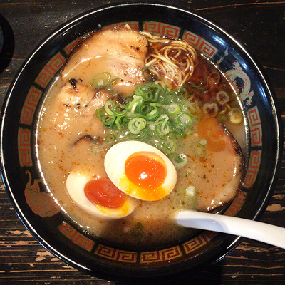「潤黒 全部入り」@ららら らーめん 佐賀駅北口店の写真
