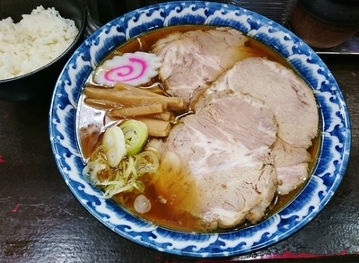 「名物はみ出る三枚肉そば \780」@三代目 藤村商店 上野広小路店の写真