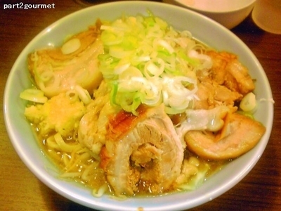 「ラーメン小豚+ネギ 「ニンニクアブラ」(910円)」@かじろうramen7の写真