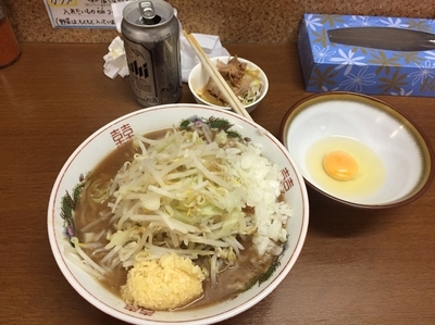 「ミニらーめん（麺200ｇ、にんにく、タマネギ、生卵）+ビール」@らーめん おうか 松戸松飛台店の写真